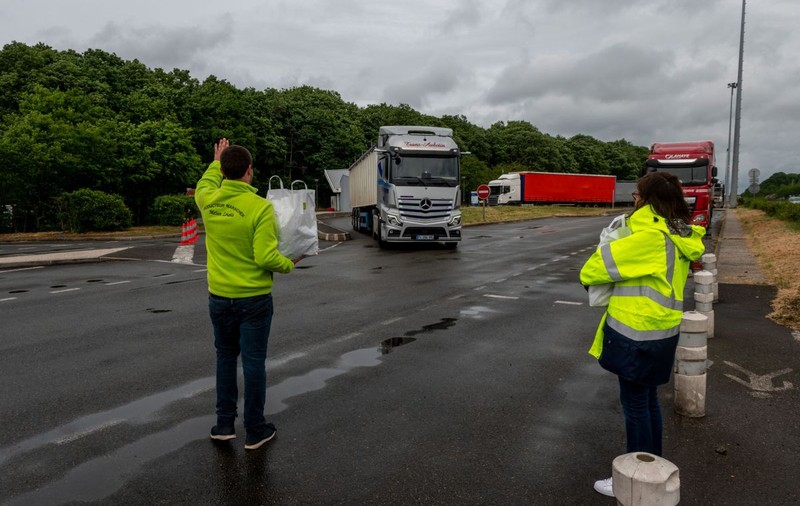Șofer român de TIR aproape de un atac de cord, când cocaina de 3,8 milioane de euro pe care o transporta a fost găsită de vameși