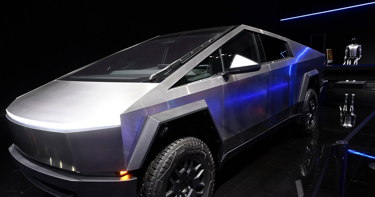Un autoturism electric Tesla Cybertruck Gri, în cadrul unui salon de prezentare de la Bruxelles.