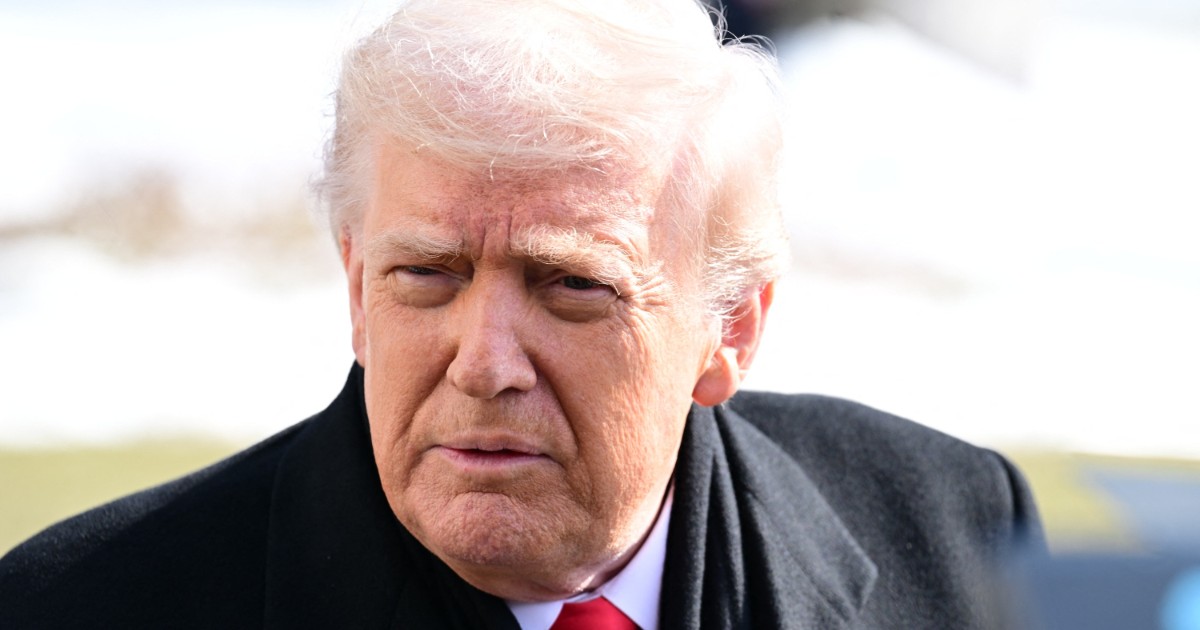 Președintele american Donald Trump, în curtea de la Casa Albă, în timpul unei conferințe de presă, privește încruntat spre cameră