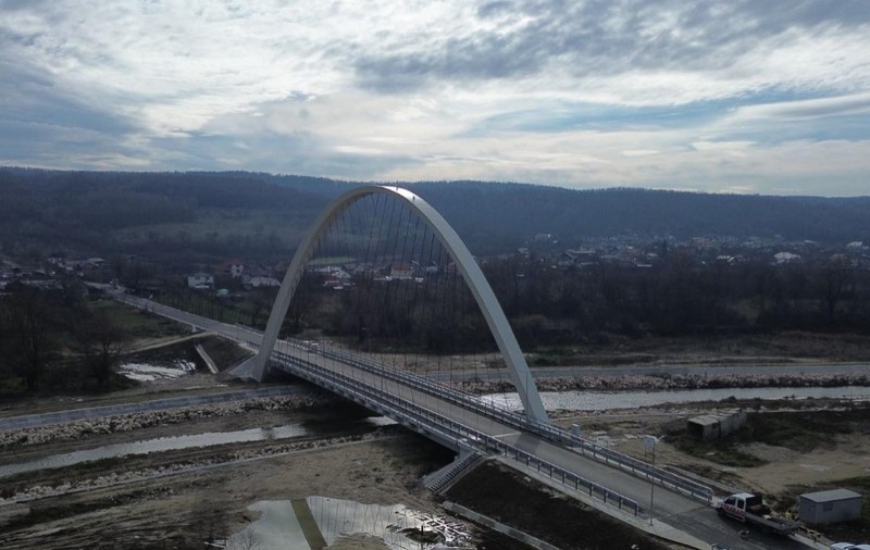 Podul cu cel mai înalt arc din România a fost inaugurat, în Argeș: are 36 de metri înălțime