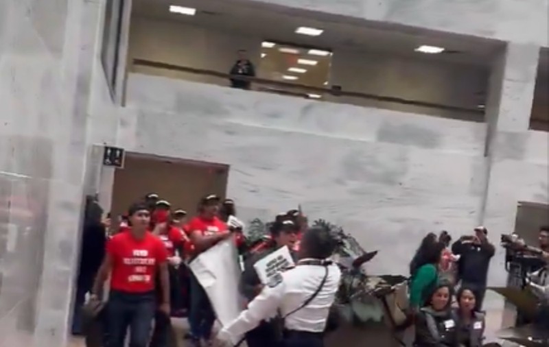 Manifestanți anti-Israel au intrat cu forța în Senatul american: „Opriți înarmarea Israelului” 