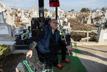 Petre Cozma, 62 de ani, nu are alinare nici la 12 ani de la moartea fiului său, handbalistul Marian Cozma