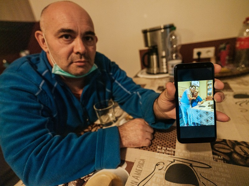 Ruselin, 44 de ani, ne arată o fotografie cu Alin, fiul lui, care are 14 ani. Ruselin și soția lui, Ana, lucrează câteva luni pe an ca muncitori sezonieri în Germania, în timp ce cei doi copii minori ai lor cresc în România cu bunicii. Ferma Höfler Gemüse, Nürnberg, Germania