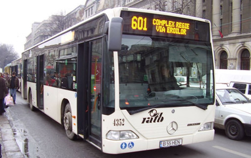 Un șofer RATB a închis ușa autobuzului peste un bebeluș aflat în cărucior. Conducerea RATB a reacționat