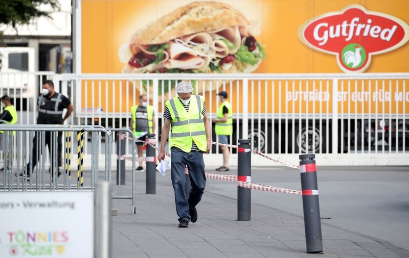 Focarul COVID de la abatorul din Germania: guvernul cere îmbunătățirea condițiilor de muncă și vrea să oblige compania la despăgubiri