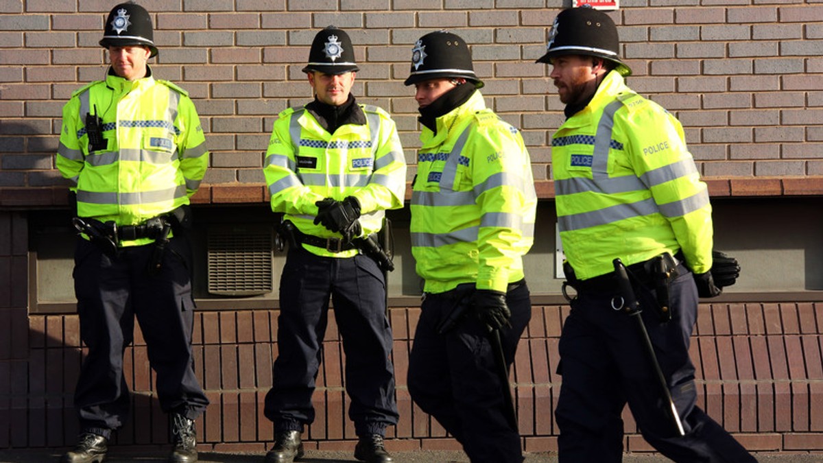 Bătaie cu macete la un centru comercial din Birmingham