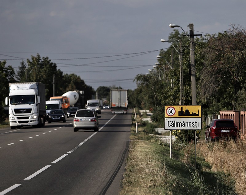 REPORTAJ. Familiile laudă salariile și disciplina de pe șantierele de la Autostrada Moldovei, dar critică condițiile de muncă: „De ce mint că sunt trei schimburi? Sunt două ture, de 12 ore” 