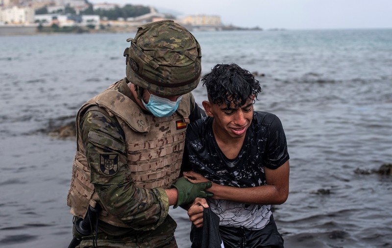 Imaginile disperării în Ceuta. Sute de copii salvați din mare, ținuți în tabere în enclava spaniolă