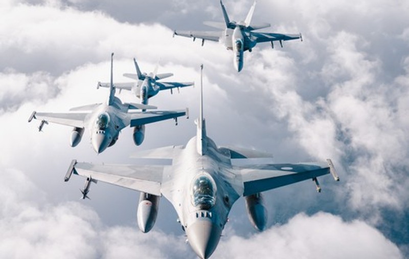 Patru avioane americane de luptă, trimise în România pentru zboruri de antrenament