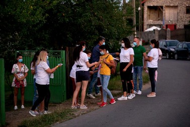 Spectatorii așteaptă să intre la spectacol. Foto: Vlad Chirea