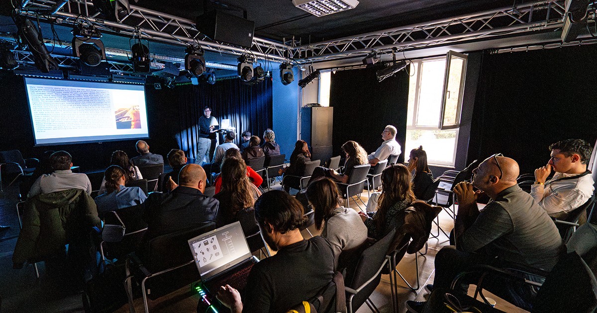 Mai multi spectatori intr-o sala de teatru