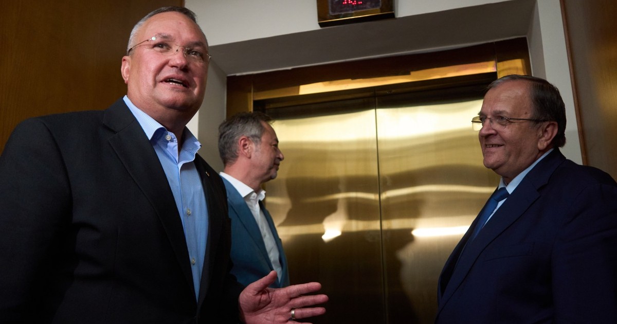 Nicolae Ciucă și Gheorghe Flutur la lift, în Parlament
