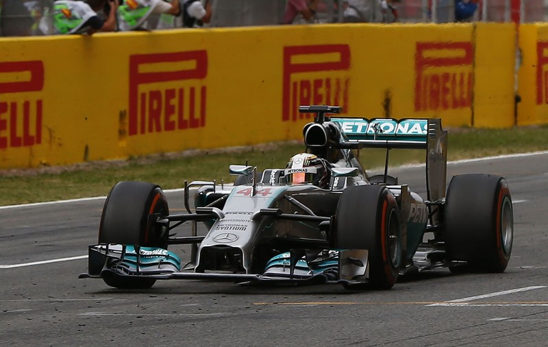 VIDEO / Hamilton, la un pas de tragedie! S-a izbit de parapet la 250 km/h