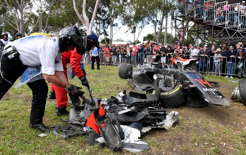 Incident în Formula 1, la prima cursă a sezonului! ^La Melbourne, bolidul lui Fernando Alonso s-a făcut acordeon, la 200 km/h! / GALERIE FOTO