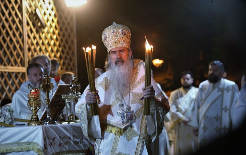 Un preot din Suceava a fost amendat pentru slujba oficiată alături de ÎPS Teodosie, fără măști și distanțare socială