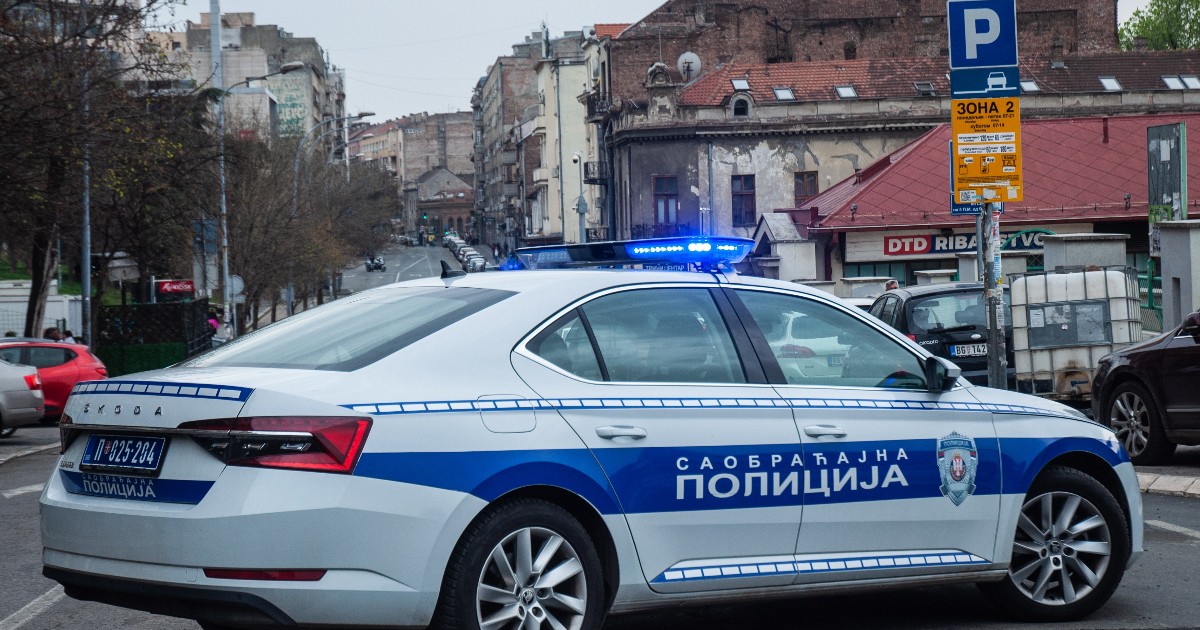 O maină de poliție din Serbia, parcată în centrul Belgradului