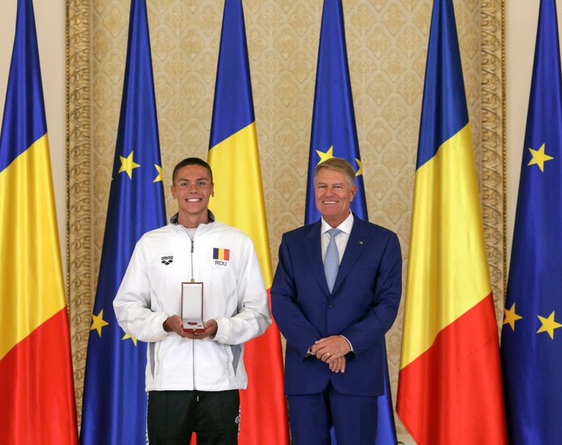 David Popovici, decorat de Klaus Iohannis cu gradul de „cavaler”: „Rezultatele obligă autoritățile să facă din sport o prioritate”
