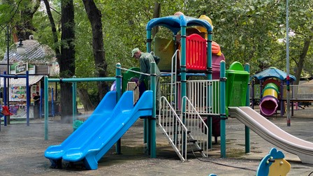 Locurile de joacă pentru copii din Parcul Cișmigiu au fost curățate cu jet de apă