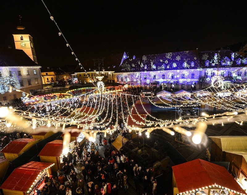 Târgul de Crăciun din Sibiu a început. Proiecția grandioasă din Piața Mare, urmărită de peste zece mii de oameni