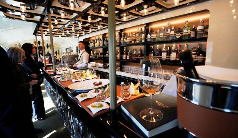 În vagonul restaurant, pasagerii pot savura preparate semnate de Heinz Beck, bucătar cu trei stele Michelin. Foto: Profimedia Images