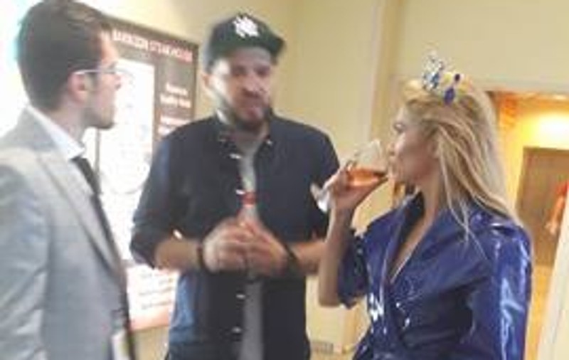 Lora este obsedată de pantofi. Incredibil ce se întâmplă de câte ori este invitată la un eveniment