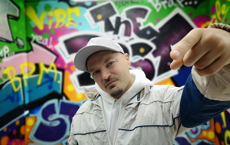 Puya nu a stat degeaba în izolare. Și-a terminat studioul și revine cu un album nou La Familia, alături de Sișu
