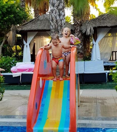 Vladimir, alături de surioara lui, Carla