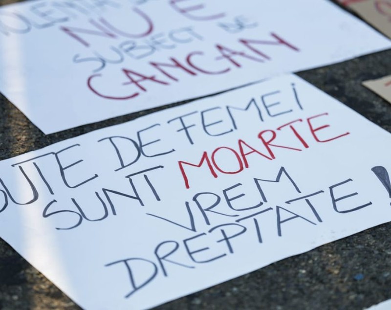 Protest în Piața Victoriei împotriva violenței de gen, după ce 26 de femei au fost ucise de partenerii lor în 2025