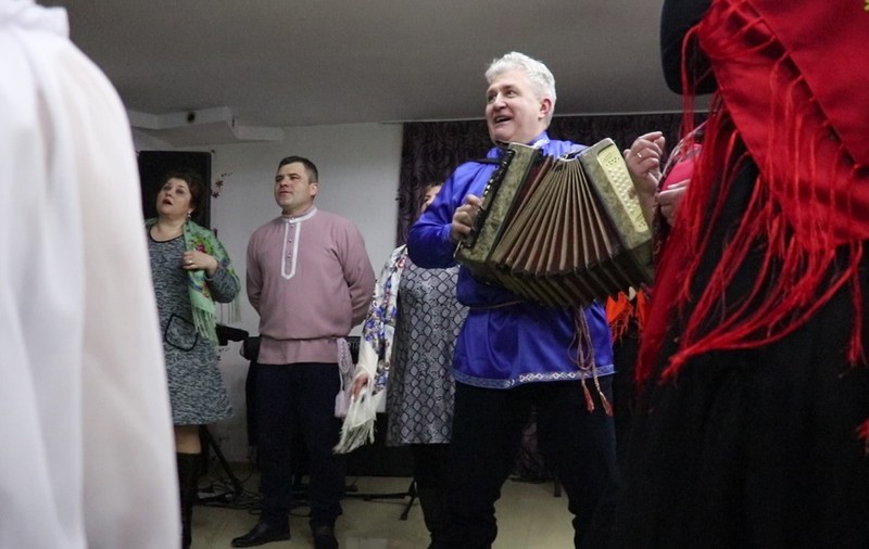 VIDEO / Cum sărbătoresc lipovenii Revelionul pe stil vechi. Mâncare românească, muzică şi dansuri ruseşti