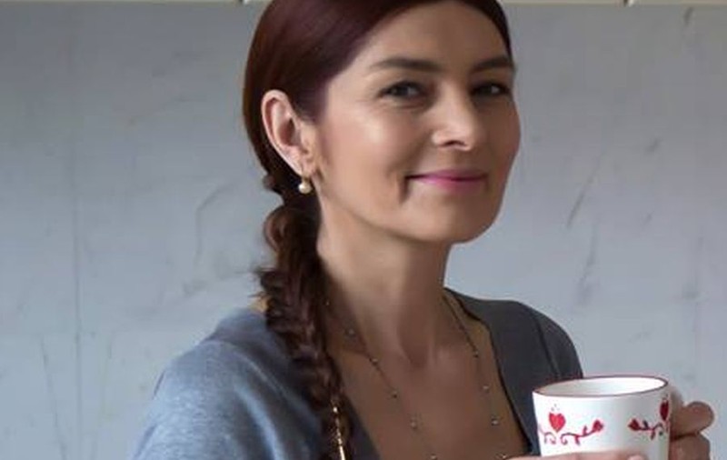 INCREDIBIL! CE TÂNĂRĂ ESTE MAMA uneia dintre CELE MAI CUNOSCUTE PREZENTATOARE de ŞTIRI DE LA NOI! Zici că sunt SURORI!
