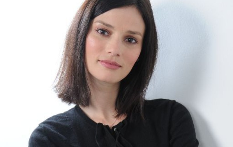Alina Sencovici, prezentatoare la TVR, s-a specializat în machiaj la Paris