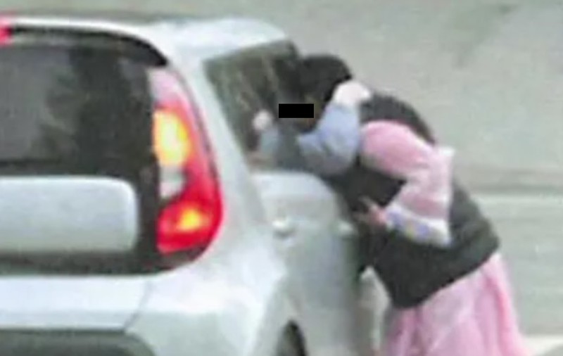 Mai mulți români au furat prin „binecuvântare” în SUA: poliția a recuperat bijuterii, inclusiv un lănțișor cu valoare sentimentală