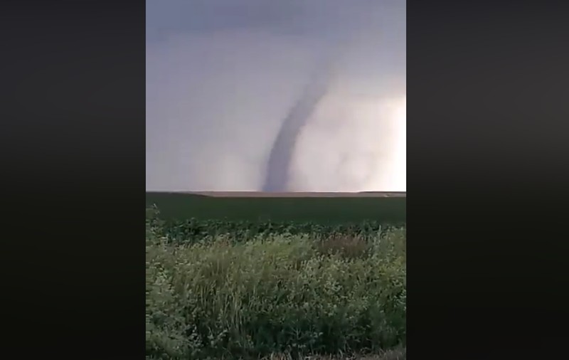 VIDEO. Tornade filmate pe un câmp din Galați. Județul s-a aflat sub cod portocaliu de averse