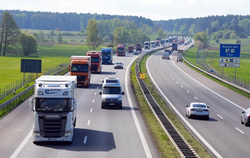 Șofer român de TIR doar în lenjerie intimă la volan și pe contrasens, lăsat și fără permis și fără cheile de la camion, în Austria