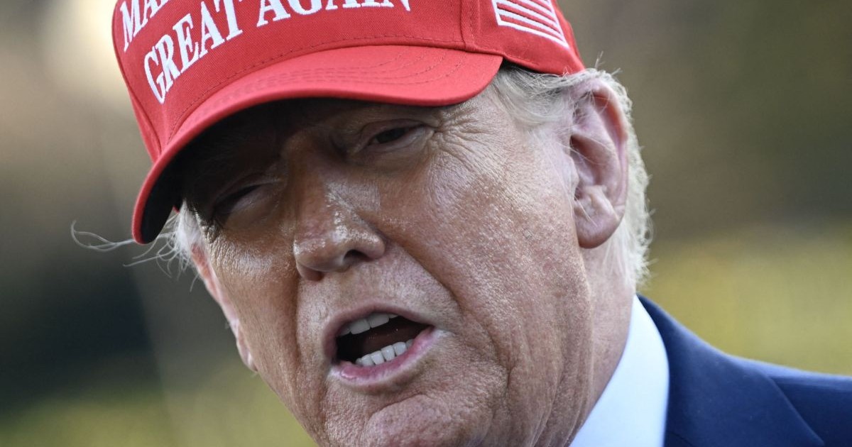 Președintele SUA, Donald Trump, vorbește presei înainte de a pleca de la Casa Albă spre Mar-a-Lago din Washington, DC, Statele Unite ale Americii, având pe cap o șapcă roșie pe care scrie Make America great again, 28 februarie 2025