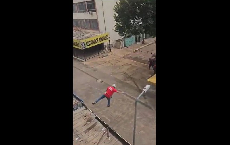 Momentul în care un bărbat supraponderal, cursant al unei școli de de pompieri, cade de pe tiroliană, în timpul unui exercițiu, în Brazilia | VIDEO