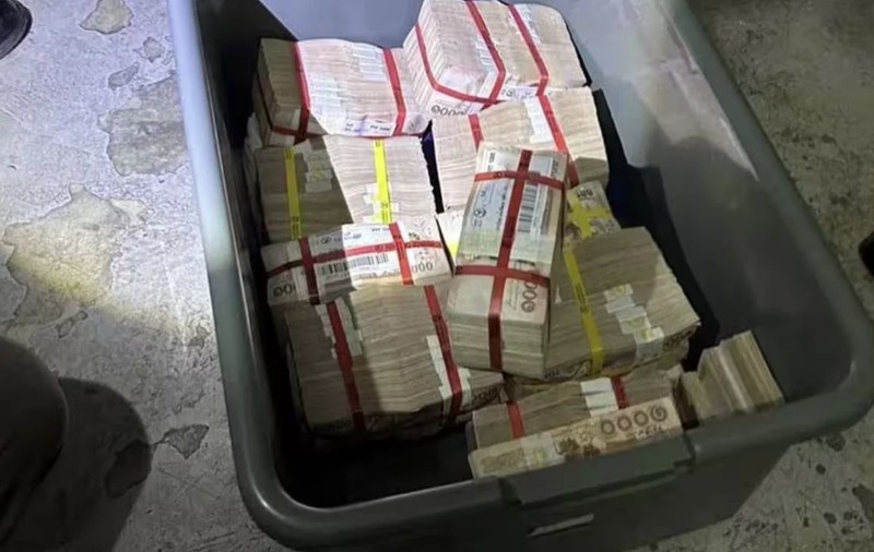 O femeie a găsit 300.000 de dolari într-un tomberon. Banii fuseseră retrași în 2020 dintr-o bancă