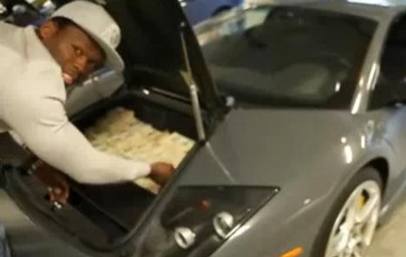 Video | 50 Cent are un portbagaj de bani