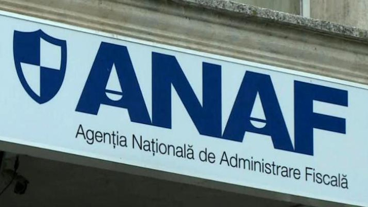 Contribuabilii sunt nemulțumiți de sistemul IT învechit al ANAF. Sigla ANAF, pe sediul Agenției