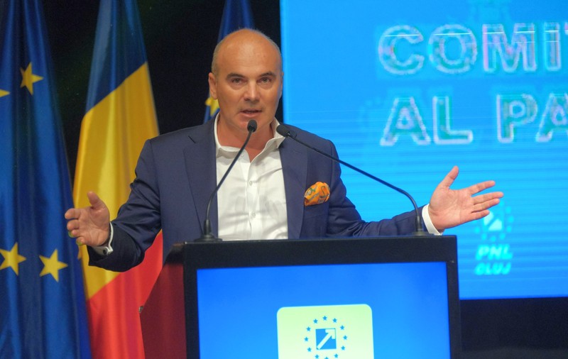 Rareș Bogdan, derapaj de limbaj. L-a numit „dobitoc” pe managerul TAROM care a vândut sloturile din Londra
