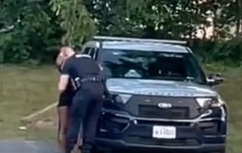 Un polițist a fost suspendat după ce a fost filmat sărutând o tânără, înainte de a intra cu ea pe bancheta din spate a mașinii de patrulare, în SUA