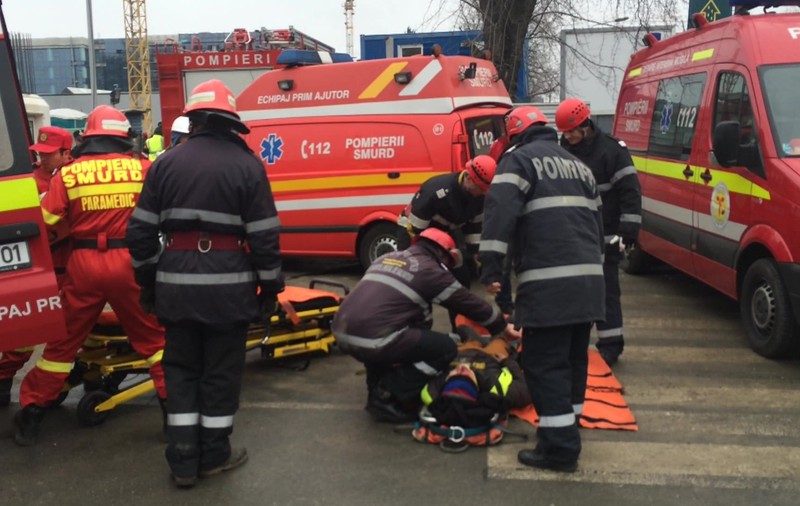 UPDATE | ACCIDENT pe un șantier din Pipera. O persoană a murit și alte două au fost rănite, după ce o schelă s-a prăbușit | FOTO & VIDEO
