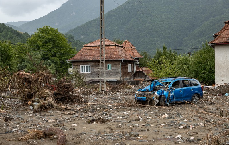 Inundațiile dincolo de breaking news. „Am văzut pe GPS cum mașina mi-a ajuns în râu”