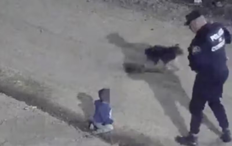 Un bebeluș a fost găsit de polițiștii argentinieni în mijlocul drumului, la ora 3 dimineața, după ce se furișase din casă | VIDEO
