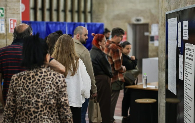 Turiștii au lăsat două secții din Sinaia fără buletine de vot
