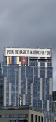 Uzupis  are un banner pe care scrie. Putin, Haga te așteaptă. Sursa foto: Libertatea