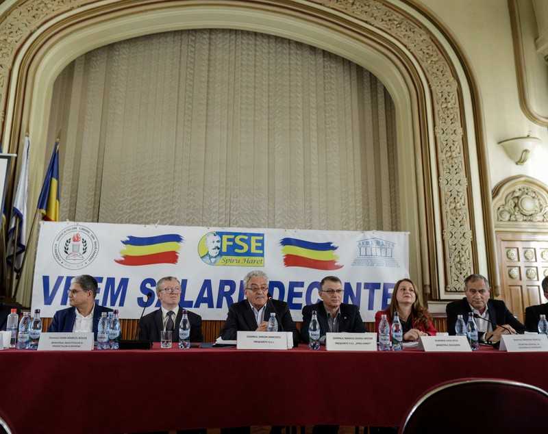 Greva din Educație continuă joi. După negocieri, Guvernul anunță că „nu vor fi creșteri salariale”, dar le oferă profesorilor carduri valorice. Sindicaliști: „Primele reacții sunt de respingere”