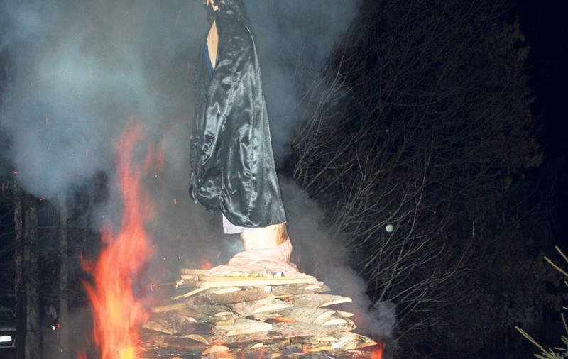 Ca să scape de ghinion, superstiţioşii din Bistriţa le-au dat foc vrăjitoarelor!