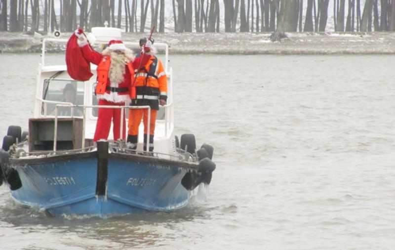 La Constanţa şi la Galaţi, Moş Crăciun a venit cu şalupa