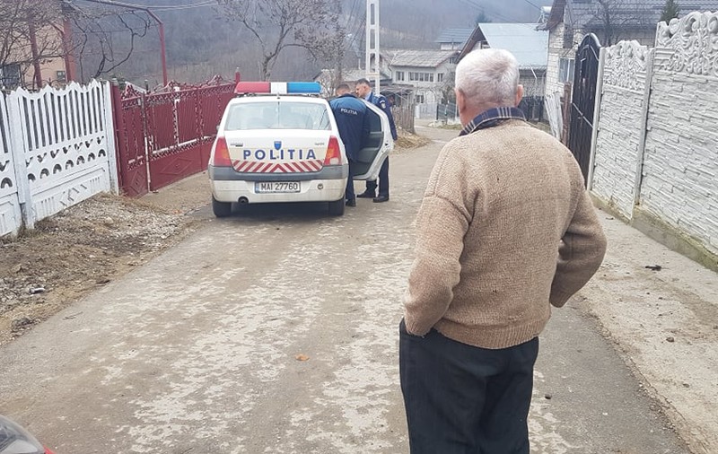 7 persoane aflate în izolare au dat chef la Călinești-Oaș.  Din cauza lipsei de locuri, sătmărenii au fost mutați în carantină obligatorie abia după 12 ore